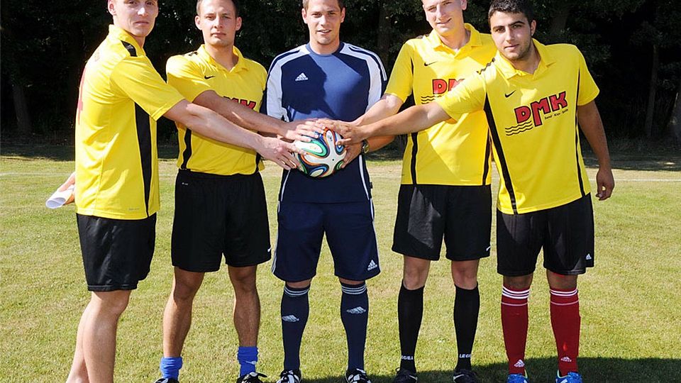 Lichtenaus Trainer Martin Groh (Mitte) mit den Neuzugängen (von links) Patrick Bugansky, Johannes Marz, Sven Brunnhuber und Markus Wild. 	F.: Roland Geier