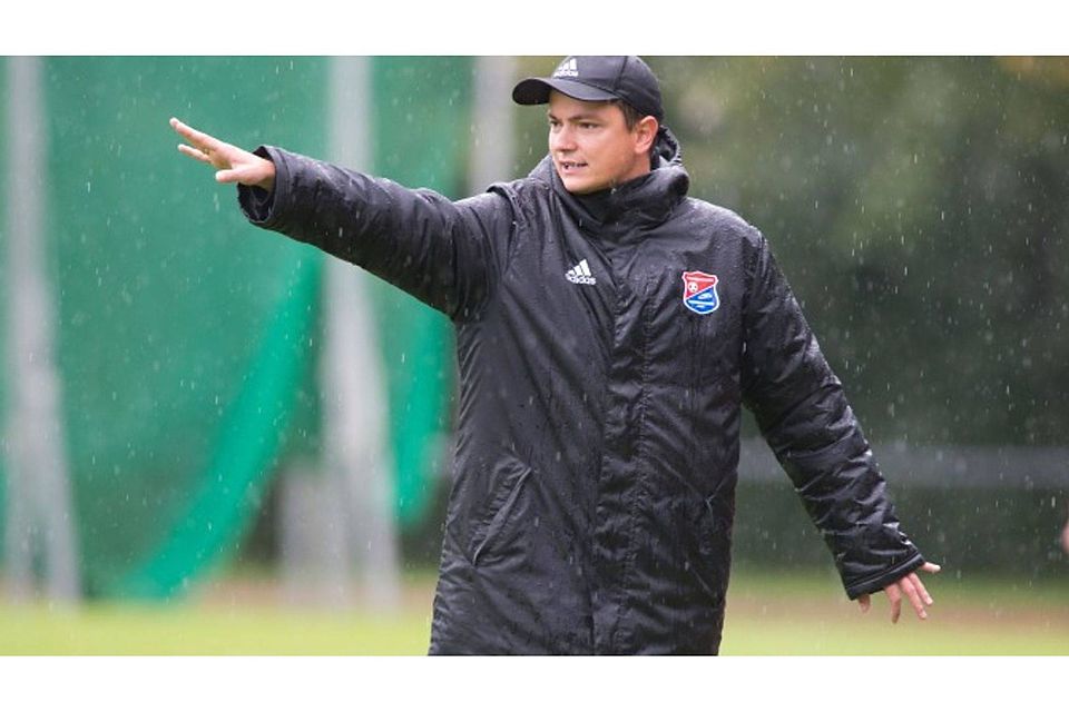 Nein, das ist kein Balljunge: Der neue Rosenheim-Coach und ehemalige Trainer der Hachinger U17 ist tatsächlich so jung. Mit nur 29 Jahren übernimmt Ognjen Zaric die Regionalliga-Mannschaft des TSV 1860. FOTO: Brouczek