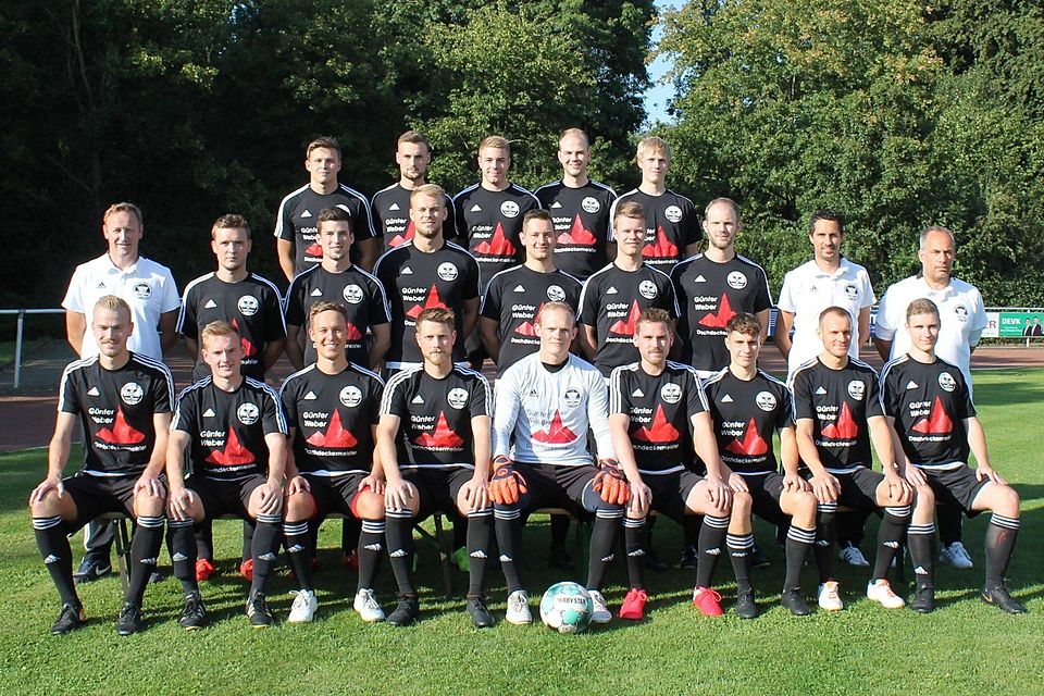 Wollen in die Bezirksliga: Die Fußballer vom Hagener SV mit Trainer Benjamin Deuper (stehend, links).