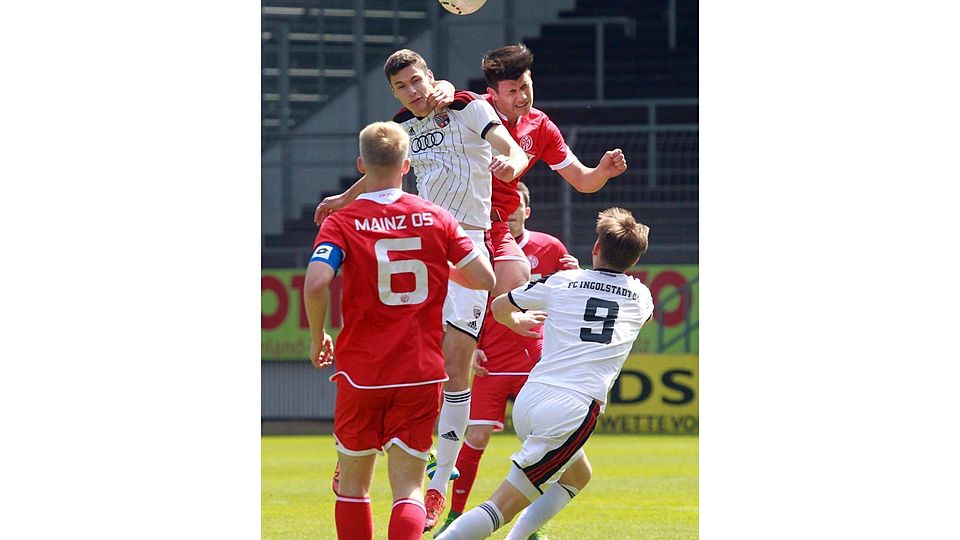 Rassige Kopfballszene: Der Ingolstadter Maximilian Thalhammer (oben links) und der 05er Fabian Grau duellieren sich in der Luft.	Foto: hbz/Stefan Sämmer