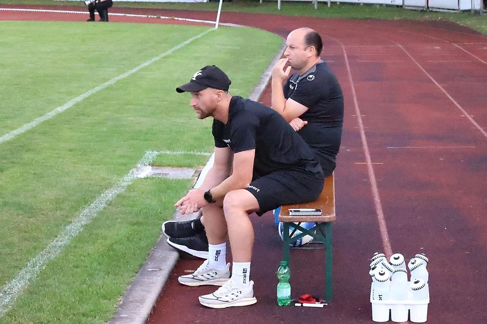 Hochzufrieden mit seiner Elf: Trainer Christian Doll (vorne) will auch in Kempten vollen Einsatz sehen.