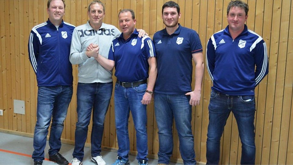 Im Bild (von links ): Thomas Hofbeck (1. Vorsitzender), Harald Ramsauer (neuer Trainer), Christian Stigler (derzeitiger Trainer), Alexander Köstler (Leiter Herrenfußball), Andreas Regensburger (3. Vorsitzender)