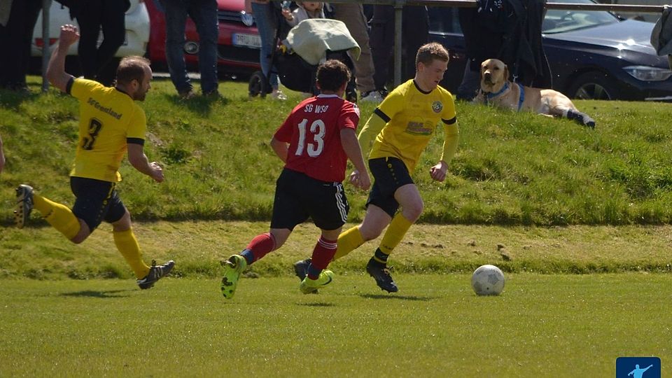 Die in Gelb gekleidete SG Grenzland steuert dem Titel in der Kreisliga B13 entgegen.