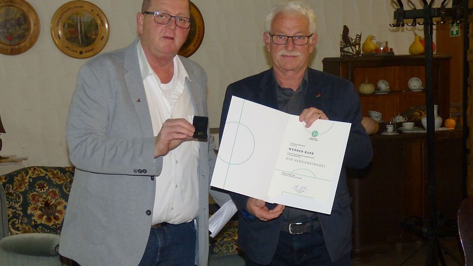 Werner Burr (rechts) erhielt die Ehrungen vom Bezirksvorsitzenden Patrick Künzer.