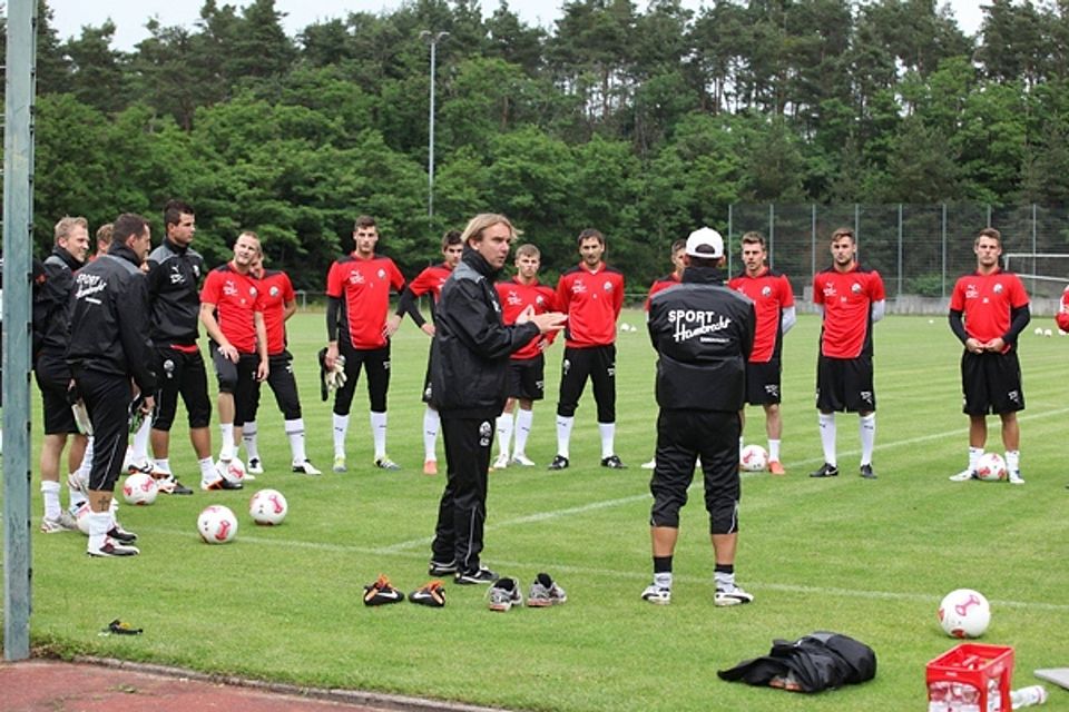 Trainer Gerd Dais (vorne Mitte) begrüßt seine Spieler zum 1. Training.  Foto: Pfeifer