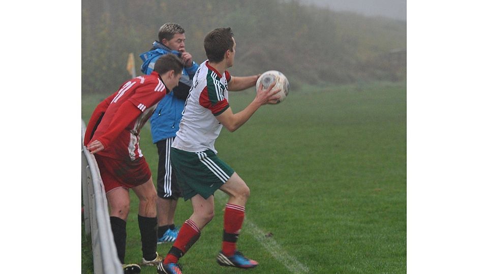 Nachdenklich gestimmt: Trainer Andreas Klein (im Hintergrund beim Verfolgerduell Kelheimwinzer, l., gegen Mainburg) will das Kapitel FC Mainburg nach dieser Saison beenden.  Foto: Rutrecht