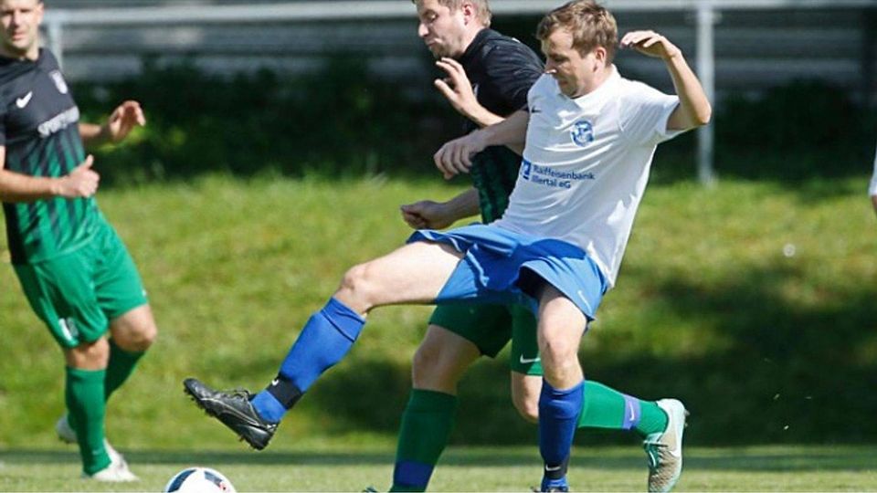 Julian Boss (links) unterlag mit dem FC Mittelbiberach beim SV Erolzheim, hier mit Sebastian Harder (weißes Trikot). Foto: Volker Strohmaier