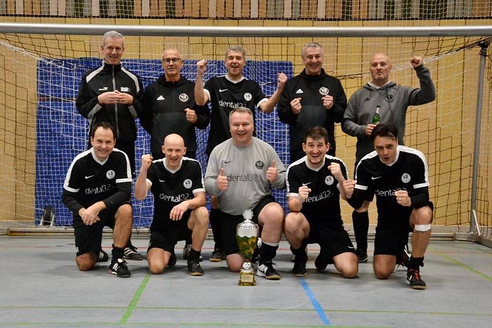 Die Altstars des VfB Bodenheim gewinnen den Ü50-Cup. 	Foto: VfB