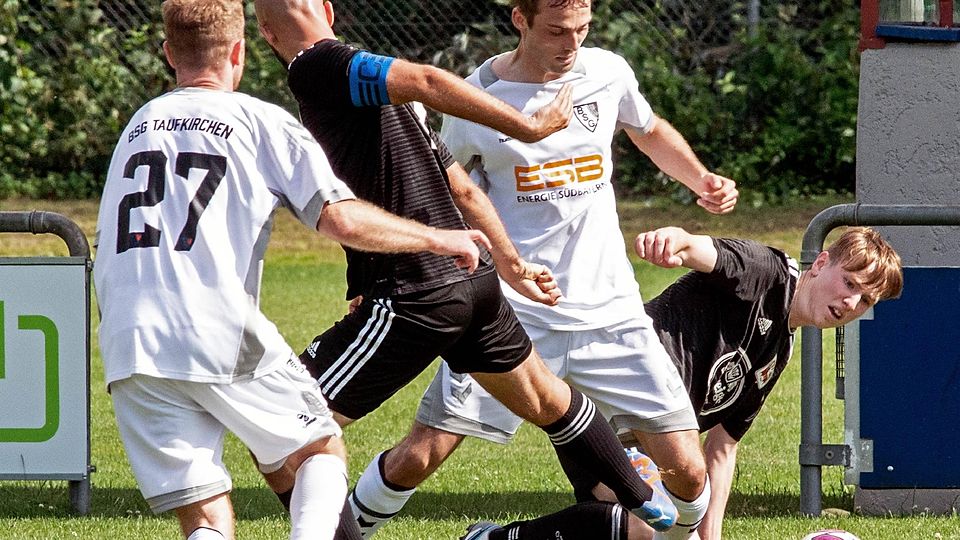 Auf einen harten Kampf, so wie hier im Testspiel gegen Markt Schwaben, dürfen sich die Taufkirchener Konstantin Dworschak (l.) und Alexander Dremel (2. v. r.) auch gegen den FC Herzogstadt einstellen.