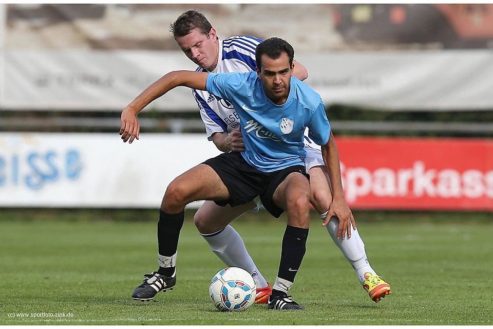 Die Kornburger um Matthias Gruber bekamen kaum einmal Zugriff auf das Spiel. Erman Elibol (vorne) traf für den FC Stein doppelt. F: Wolfgang Zink