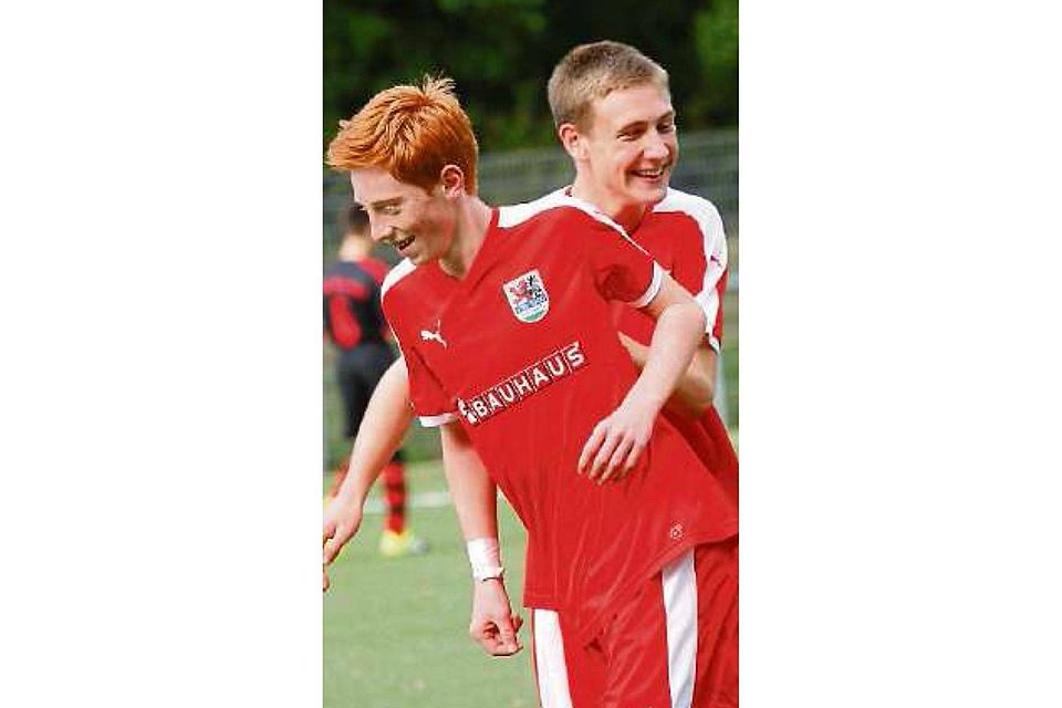 Jonathan Tropp (vorne) freut sich mit einem Teamkollegen über seinen Treffer zum 4:0 beim 7:0-Kantersieg der C-Junioren des VfB 1900 gegen den VfL Kassel. Foto: Ben