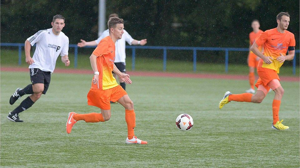 Leuchtende Trikots, leuchtende Start-Bilanz: Die Fußballer des FSV Winkel sorgen in der Kreisoberliga für Furore. Foto: Tom Klein