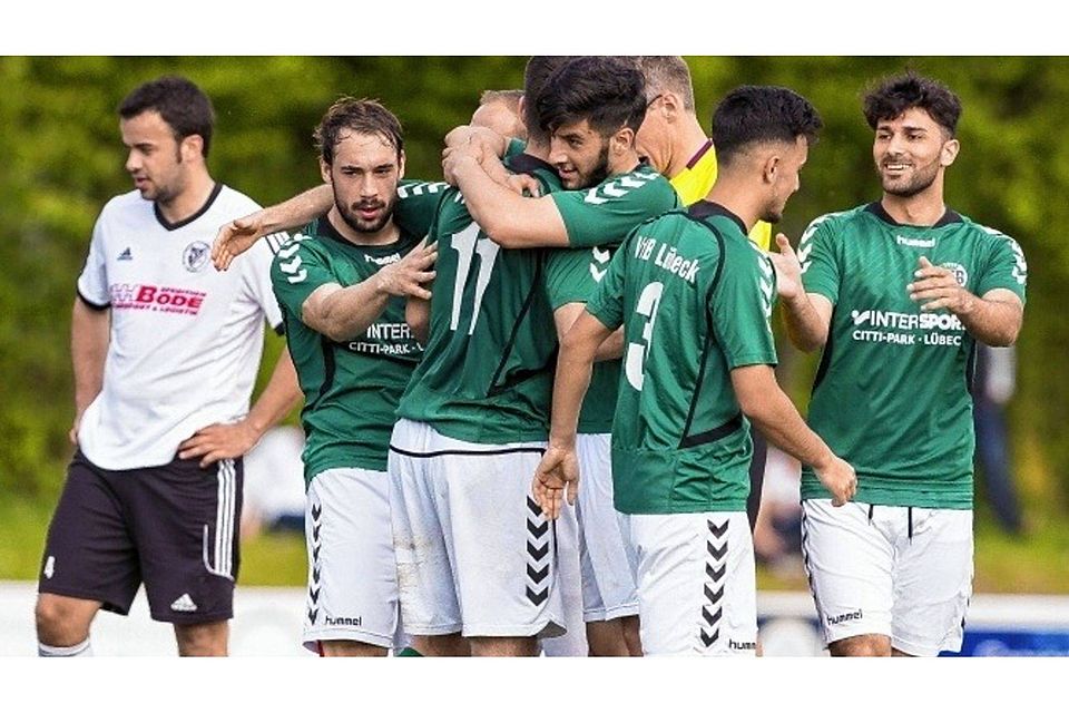Grün-Weißer Jubel nach dem Treffer von Isamel Ismail zum 3:0-Auswärtssieg beim SV Preußen Reinfeld.