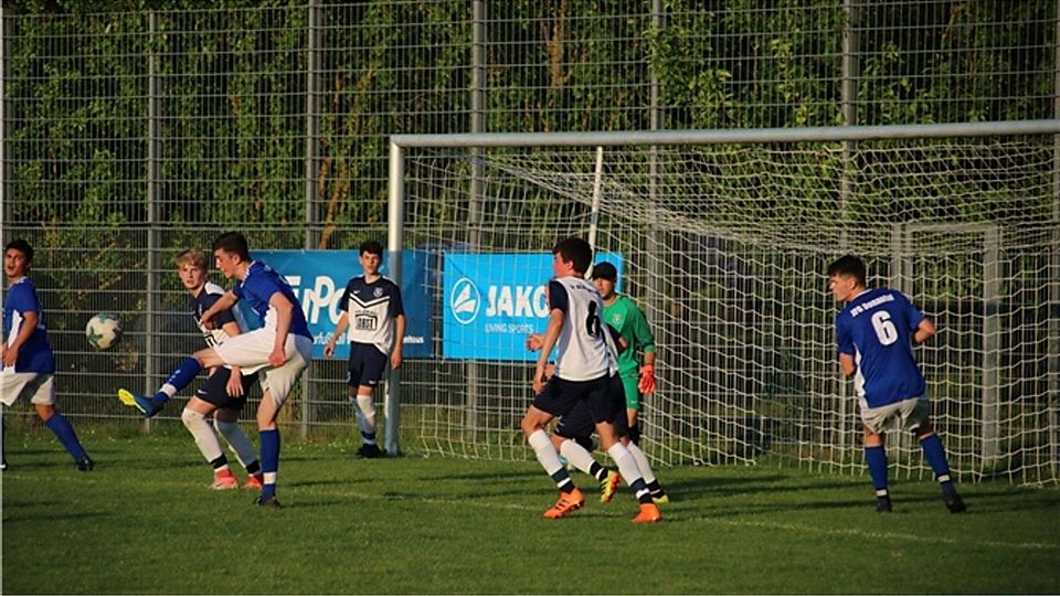 Die U17 der JFG Donautal Bad Abbach (in Blau) scheiterte in der Relegation zur Bezirksoberliga am SV Burgweinting. Foto: Kreidemeier
