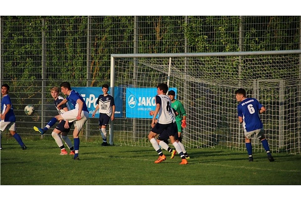 Die U17 der JFG Donautal Bad Abbach (in Blau) scheiterte in der Relegation zur Bezirksoberliga am SV Burgweinting. Foto: Kreidemeier