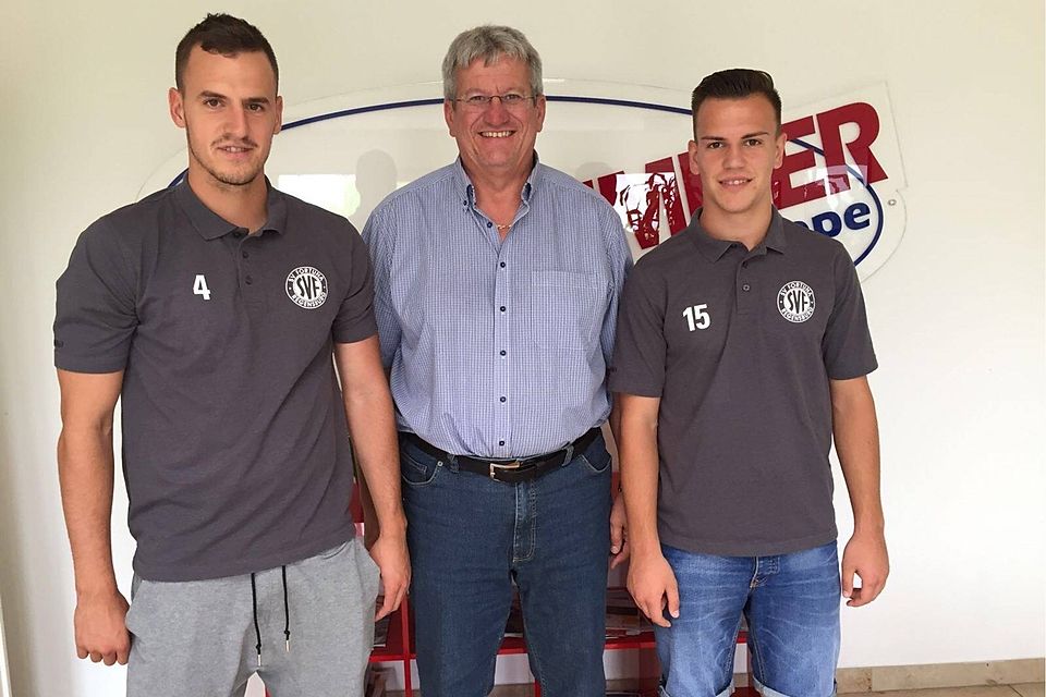 Fußball-Abteilungsleiter Jürgen Schützenmeier freut sich über die Verpflichtungen von Nikola Zec (li.) und Huso Karjasevic. Foto: Verein
