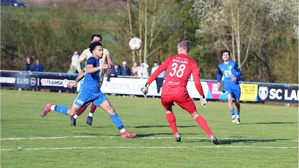 Mick Keita (blaue Spielkleidung) erzielte gegen die Singener und ihren Torhüter Josip Barjasic die zwischenzeitliche 1:0-Führung für den SC Lahr. 