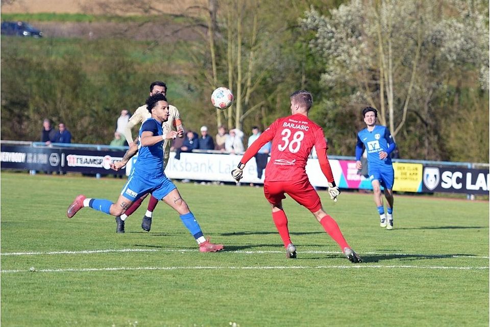 Mick Keita (blaue Spielkleidung) erzielte gegen die Singener und ihren Torhüter Josip Barjasic die zwischenzeitliche 1:0-Führung für den SC Lahr. 