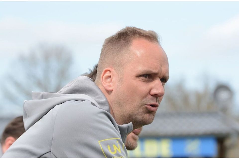 Coach Björn Sörensen hat für 2 Jahre beim SV Todesfelde verlängert.