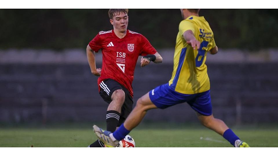Leo Schnellbacher (links, gegen Wassilios Temirtzidis von der SG Langstadt/Babenhausen) steht mit dem TSV Höchst auf Platz 15.