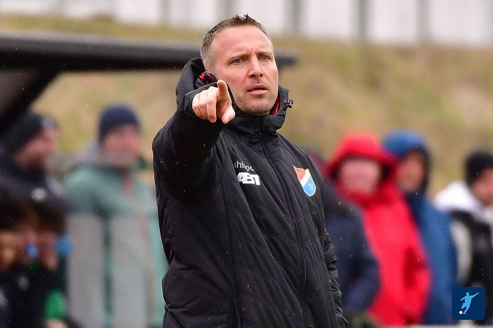 Andreas Maier nimmt seine Mannschaft vor dem Flutlichtspiel am Freitagabend gegen Schwaig in die Pflicht und fordert nach dem schwachen Auftritt gegen Kirchanschöring eine klare Reaktion.