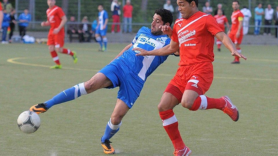 Auf diesem Bild noch im direkten Clinch, aktuell aber im Fernduell um Platz zwei: SV 07 Nauheim (in Blau-Weiß) und SKV Büttelborn (in Rot) liefern sich seit einigen Wochen ein packendes Rennen um die Vizemeisterschaft in der Kreisoberliga Darmstadt/Groß-Gerau. Foto Tom Klein