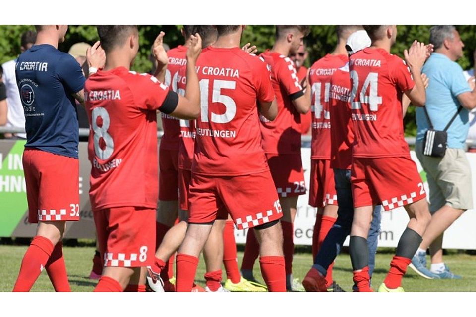 Die Spieler des SV Croatia Reutlingen bedanken sich im letzten Relegationsspiel in Freudenstadt von ihren treuen Fans. Gereicht hat es nach starkem Beginn nicht mehr.