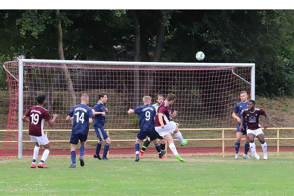 .....aus sieben Metern schoss er den Ball über den Ahlerstedter Kasten. .....aus sieben Metern schoss er den Ball über den Ahlerstedter Kasten.