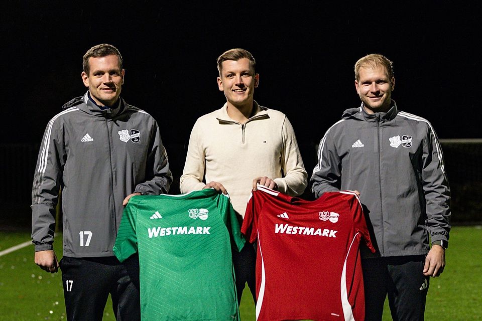 Phillip Hennes, Christoper Hennes und Tobias Kleppel (von links nach rechts) stehen ab Sommer 2026 wieder gemeinsam auf dem Platz. Phillip Hennes, Christoper Hennes und Tobias Kleppel (von links nach rechts) stehen ab Sommer 2026 wieder gemeinsam auf dem Platz.