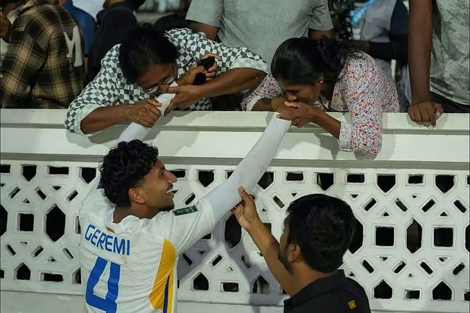 Seine sri-lankanische Verwandtschaft mietete sich extra einen Bus und nahm eine vierstündige Fahrt einfach in Kauf, um Geremi Perera vor Ort zu unterstützen. Seine sri-lankanische Verwandtschaft mietete sich extra einen Bus und nahm eine vierstündige Fahrt einfach in Kauf, um Geremi Perera vor Ort zu unterstützen.