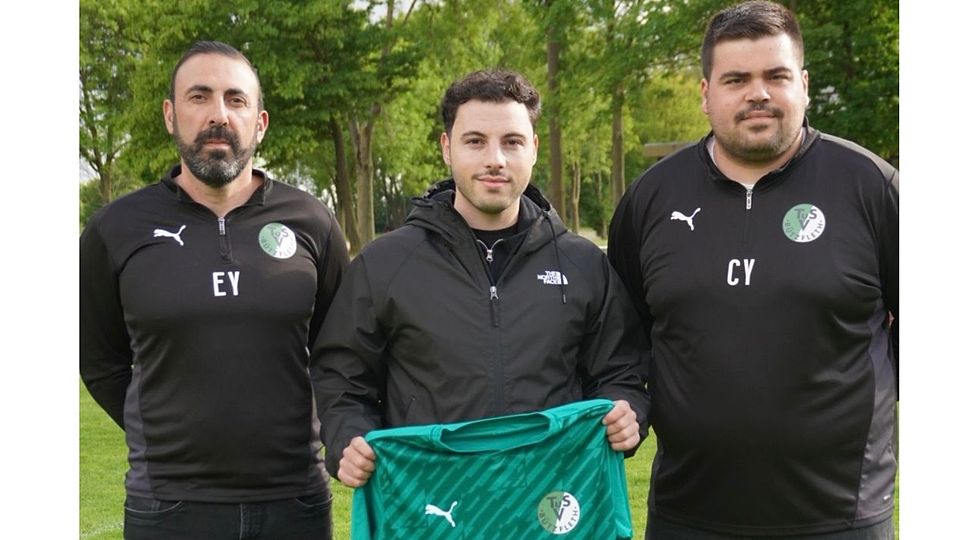 Teammanager Engin Yildiz (links) und Trainer Rifat Can Yildiz (rechts) freuen sich auf den hochkarätigen Neuzugang Süleyman-Can Yaman.
