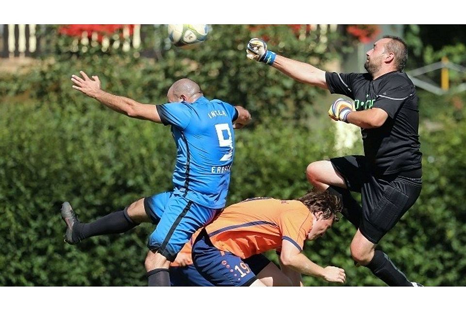 Serkan Kücük (links) von Inter Erbach stemmt sich den Kinzigtalern Julian Hartfiel, und Torwart Stefan Kantner entgegen. Die Erbacher setzten sich im Pokal mit 3:0 durch.	Foto: Herbert Krämer