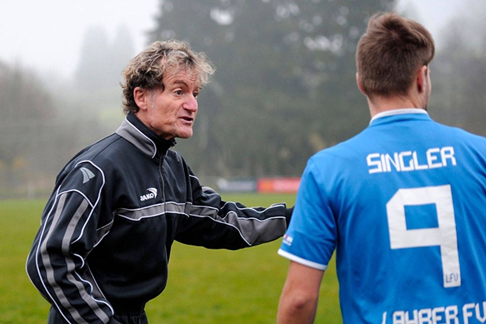 LFV-Coach Volker Barthruff (links) sah gegen den Tabellenführer eine sehr gute Leistungen seiner Mannschaft. | Foto: Bettina Schaller
