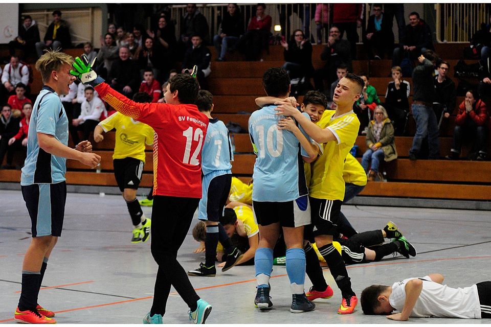 Überraschung: Feilbingerts C-Junioren (hellblau und Torwart) haben gegen Meisenheim (weiß) gewonnen und lassen die Rüdesheimer über den Futsal-Kreistitel jubeln.	Foto: Heidi Sturm