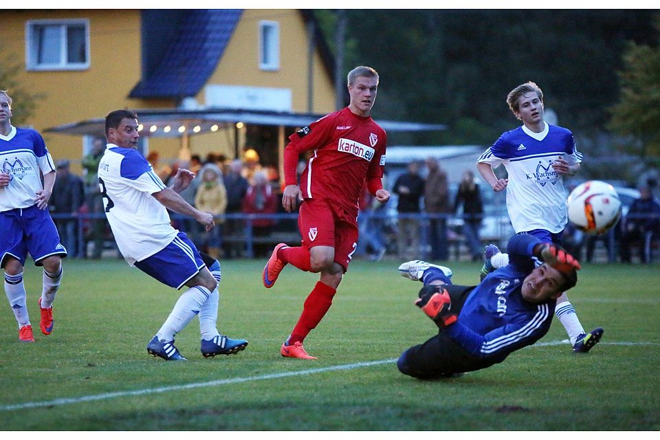 Allein gegen Drei: Energies Jonas Zickert bekommt im Strafraum den Ball zugepasst und schiebt ein.Fotos: Schütz/Burckhardt