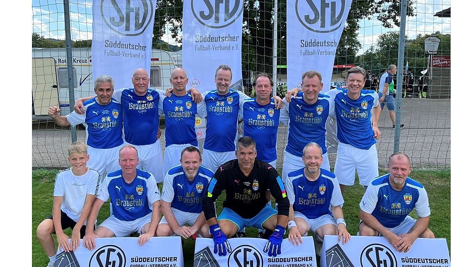 Für die AH-SG Darmstadt spielten: (hinten von links:) Alexander Schütz, Gerhard Kleppinger, Hanno Schimpf, Uwe Kuhl, Thilo Albrecht, Gerd Wirth, Dirk Neumüller (vorne von links:) Heiko Steuernagel, Adi Haumann, Axel Rückert, Frank Möller, Peter Weihert