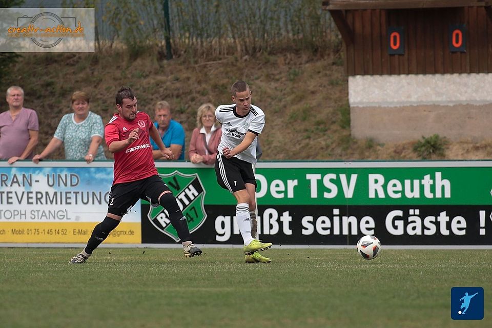 Mit drei Treffern innerhalb von nur wenigen Minuten schuf der SC Kirchenthumbach (rotes Trikot) die Grundlage für den Auswärtssieg beim TSV Reuth.