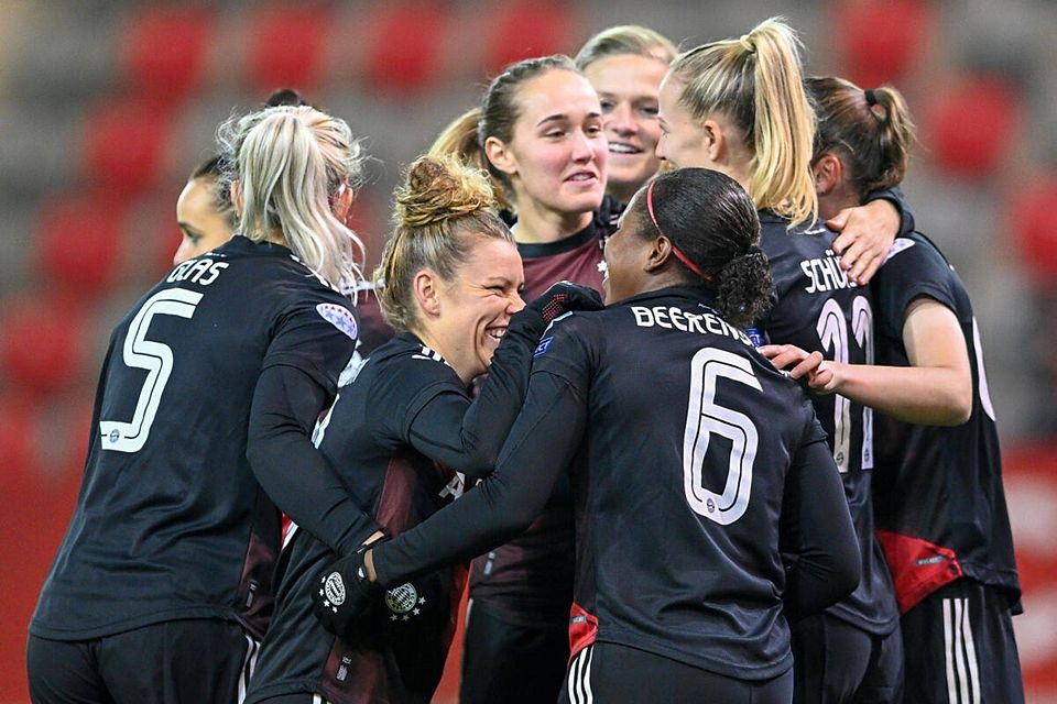 Jubeln und Siegen können sie, die Frauen des FC Bayern München. Jubeln und Siegen können sie, die Frauen des FC Bayern München.