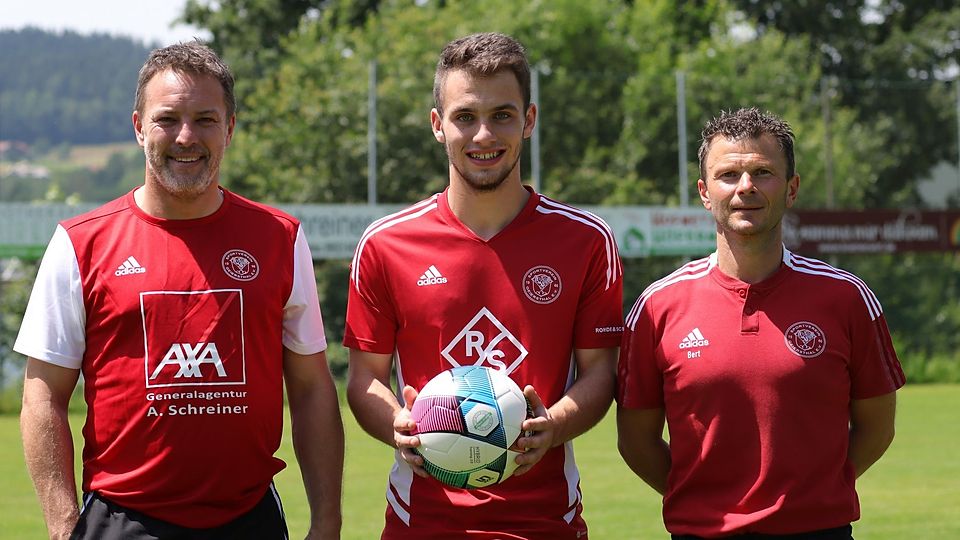 Neuzugang Leon Stadler (Mitte) mit Spartenleiter Thomas Ketzer (li.) und Coach Albert Weindl
