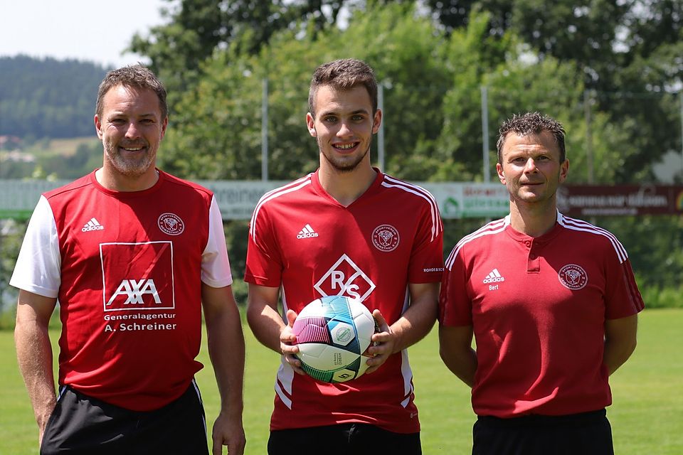 Neuzugang Leon Stadler (Mitte) mit Spartenleiter Thomas Ketzer (li.) und Coach Albert Weindl