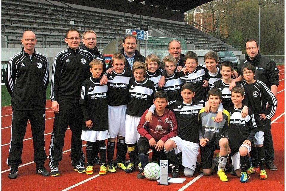 Die erfolgreichen D-Junioren der SpVgg Landshut mit Trainer Florian Baumgartl (hintere Reihe 2. von links).