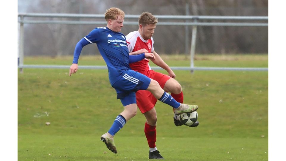 Fußball; Saison 2025/26; Bezirksliga; Viktor Neveleing (in Rot) vom Raisting im Heimspiel gegen die U23 des FC Deisenhofen am 15. März 2026