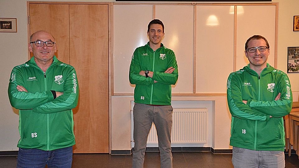 Die SVA-Chefs Benno Sailer (links) und Stefan Uhl (rechts) freuen sich über ihren neuen Trainer Markus Kapfer (Mitte).