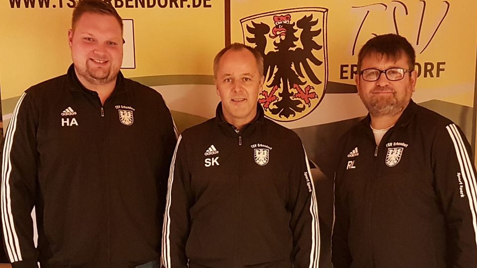 Fußballabteilungsleiter Stefan Klamt (Mitte) freut sich über die Vertragsverlängerung von Roland Lang (rechts) und Andreas Häupl.