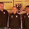 Fußballabteilungsleiter Stefan Klamt (Mitte) freut sich über die Vertragsverlängerung von Roland Lang (rechts) und Andreas Häupl.