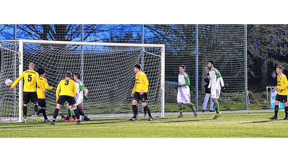 Fassungslos: Vier Walheimer können ihrem Keeper nicht helfen und sehen hilflos zu, wie Jannis Steltzner hier zum 4:1 trifft. Foto: Sebastian Adriany