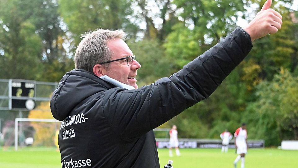 Daumen hoch: Christian Endlers Debüt als Hallbergmoos-Trainer in Unterföhring ist geglückt – trotz eines 0:2-Rückstands. Am Freitag steht der 52-Jährige erstmals vor den VfB-Fans im Stadion am Airport an der Seitenlinie.