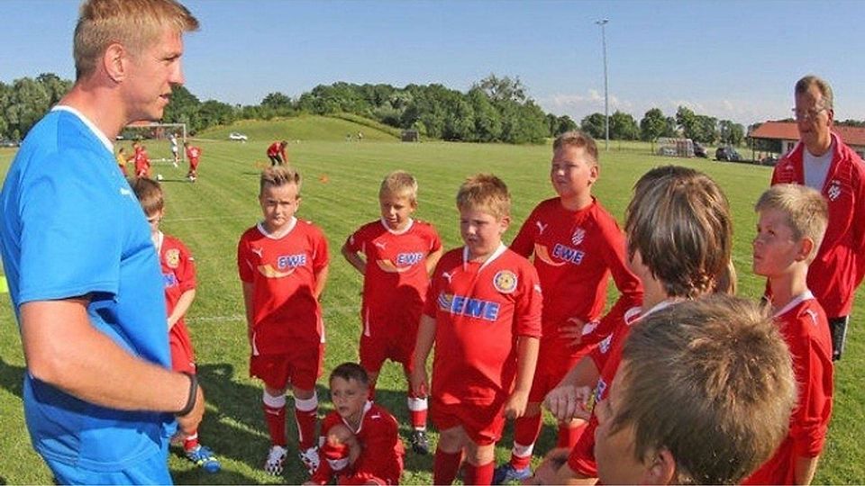 War schon in Pinnow: Ex-Fußballprofi Marko Rehmer hat den Fußballnachwuchs in der Uckermark bereits kennengelernt. Foto: Carola Voigt