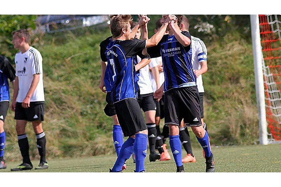 Die U19-Jungs der SpVgg SV Weiden (in schwarz-blau) wollen zum Jahresabschluß auch in Rosenheim über einen oder mehrere Treffer freuen, wie auf unserem Bild. F: Enzesberger