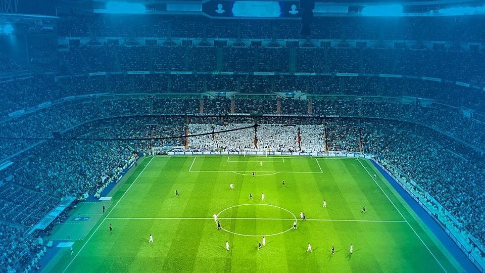 Die Massen werden vom Fußball begeistert – ohne Fans wäre das Business nicht so gewaltig!